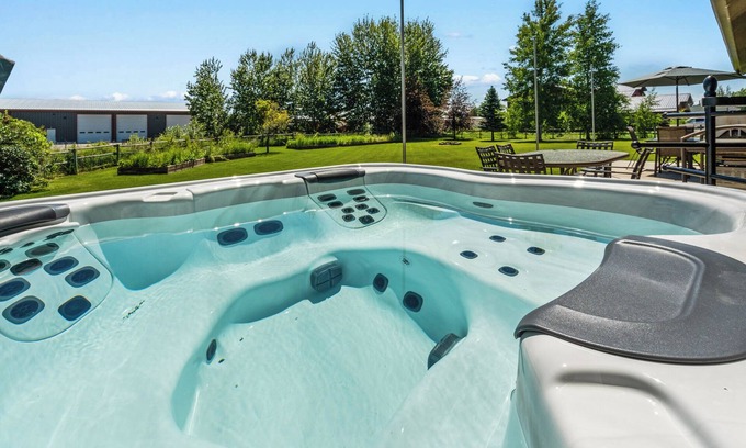 Bozeman House | 12 min from BZN! Family Friendly+ Indoor Sport Court+ HOT TUB