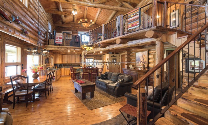 Stanley Cabin | 12-person cabin with AC and WiFi on the river across from downtown Stanley
