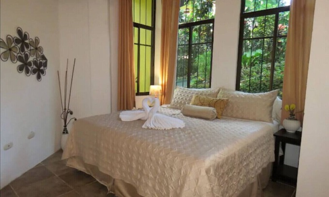 Valle Pura Vida Apartment | 1200sq/ft 1 King 1 Queen,A/C,Wi-Fi,Pool, BBQ,Gated