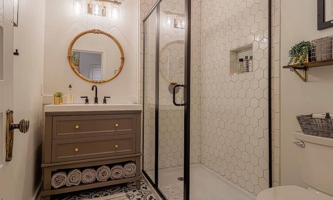 Earlewood Apartment | 1217 - Right Side · Queen Anne Victorian - Traveler's Apartment