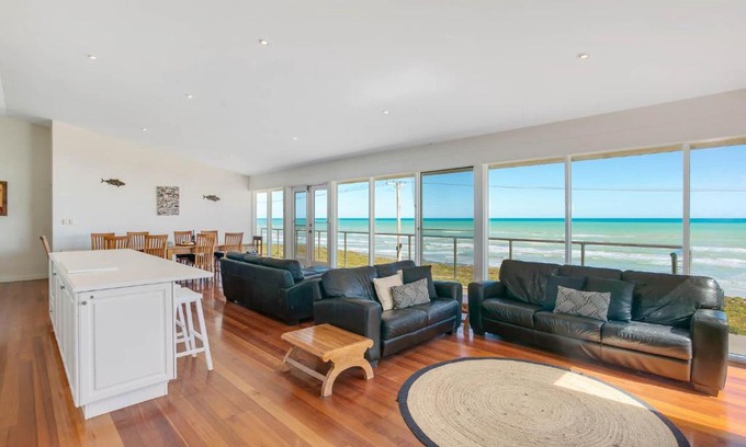 Middleton House | 124 Surfers Pde - BYO Linen Beachfront