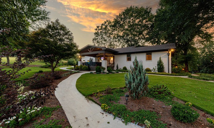 Harrison House | 13 acres in a peaceful setting