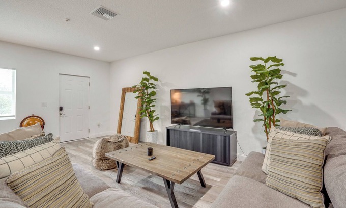 Memphis Condo | 13 Mi to Beaches: Pet-Friendly Condo in Palmetto!