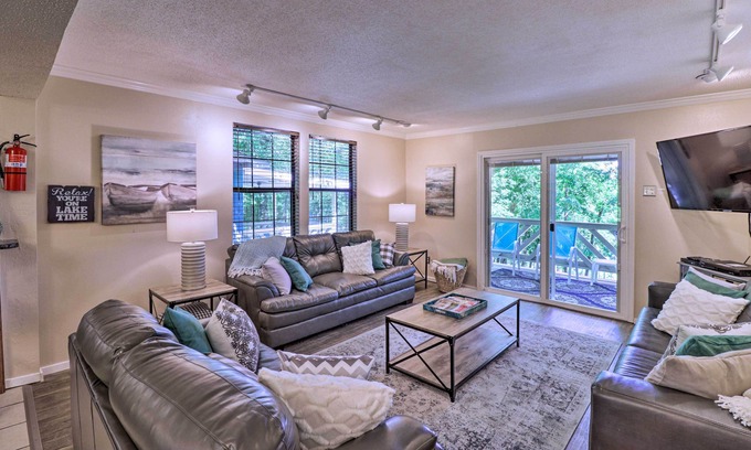 Royal House | 13 Mi to Hot Springs: Serene Royal Home w/Deck!