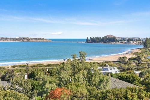 McCracken House | 13 The Crescent - BYO Linen - Ocean Views - Wi-Fi