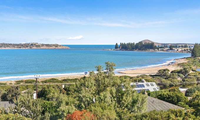 McCracken House | 13 The Crescent - Ocean Views - Wi-Fi