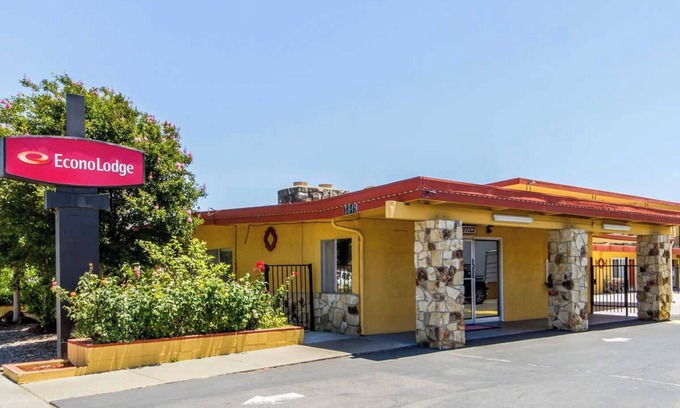 Fairfield Hotel | 1349 W Texas St