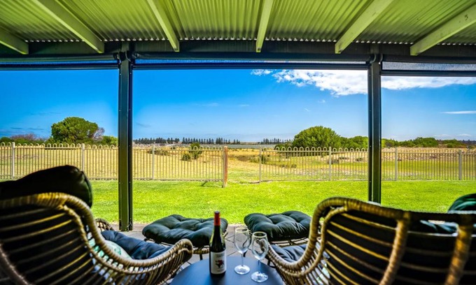 Nangkita House | 14 Excelsior Pde - BYO Linen - Pets Negotiable - Waterviews