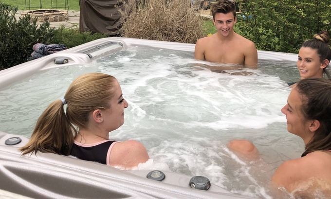 Lookout Mountain House | 15 bdrm ~40ppl~ 2 houses nXL HotTub, Pool, pond, Volleyball.