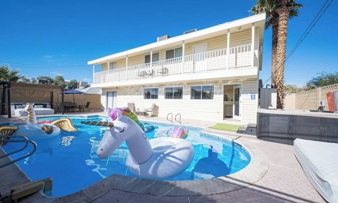 Las Vegas House | 15 Beds, Heated Pool, Hot Tub, BBQ, Close to Strip