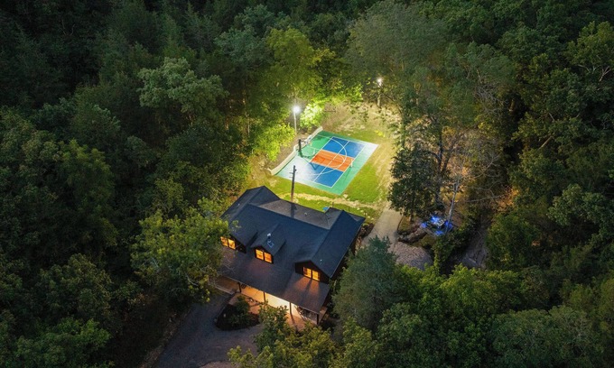 Omaha Cabin | 15 gated acres with Pickleball, Creek and hot tub!