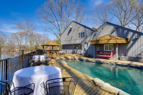 Southaven House | 15 Mi to University of Memphis Getaway with Games