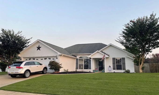 Northport House | 15 min drive to GAME day! 3b/2bth home