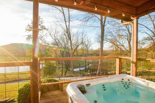 Fayetteville House | 15 Mins to U of A - Pool & Hot Tub