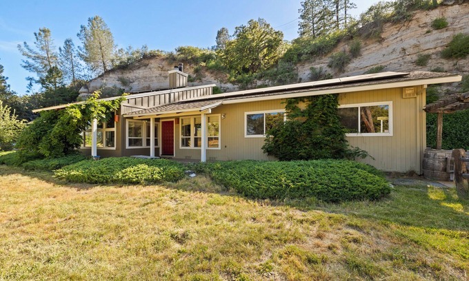 Forest Meadows House | 15 minutes from Murphys, Bocce Ball, Hot Tub, Pool Table, Sleeps 12