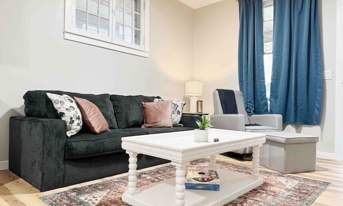 Evansville House | 1520 Howard St B "HCB"