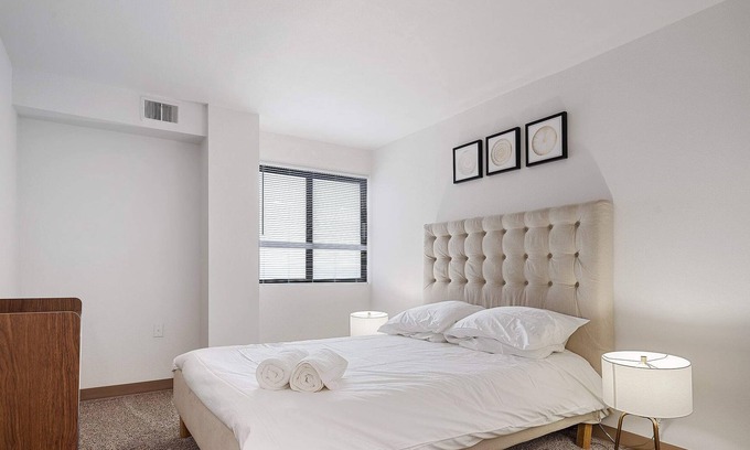 Downtown Harrisburg Apartment | 15min to Hershey 1BR with a Beautiful View & Pool