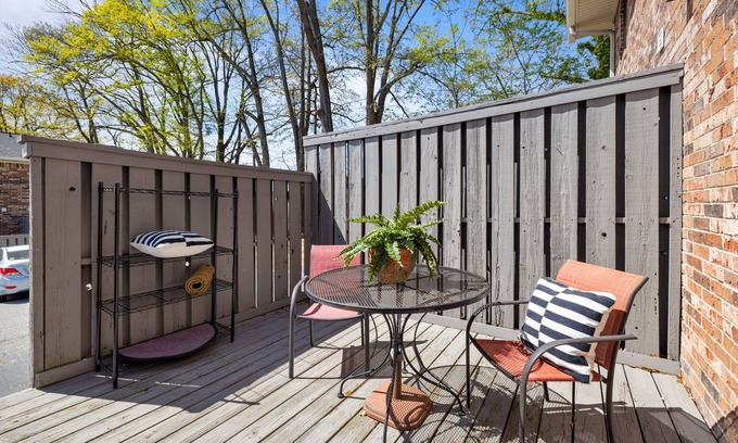 Gainesville Condo | 16+ day, Quiet 2/1.5 condo 5 min from NE Georgia Med Center & Gainesville Square