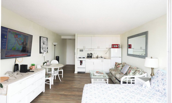 Waikiki Condo | 16 GUESTS , 4 X ❤️AWESOME STUDIOS❤️ , FREE PARKING, 5MIN TO OCEAN