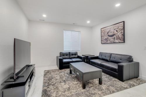 Gateway Apartment | 16 Mi to Dtwn Denver Modern Apt with Patio