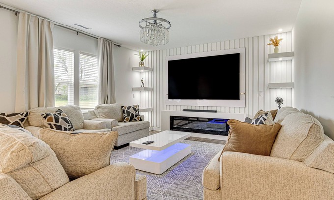 Avon House | 16 Mi to Indianapolis: Group Getaway w/Pool Table