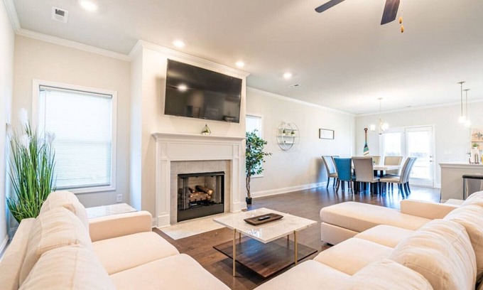 Huntsville House | 16308 Trestle LTR Cal · ☀Lakefront Retreat☀ 3000+ Sq Feet/6 Bed Home!