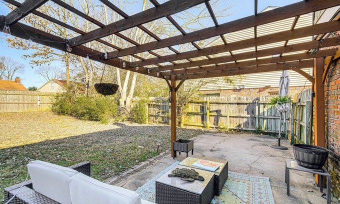 Hickory Hill House | 17 Mi to Dtwn Memphis: Townhome w/Fenced Yard!