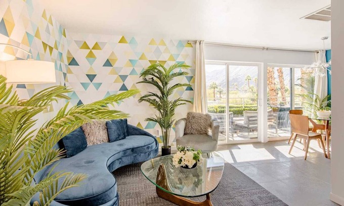 Downtown Palm Springs Condo | 180-degree views of the mountains & 2 blocks from downtown! Awash in sunshine!