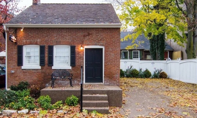 St. Charles Cottage | 1830's Luxury Brick Cottage, Cozy Fireplace, right off the Cobblestone Streets!