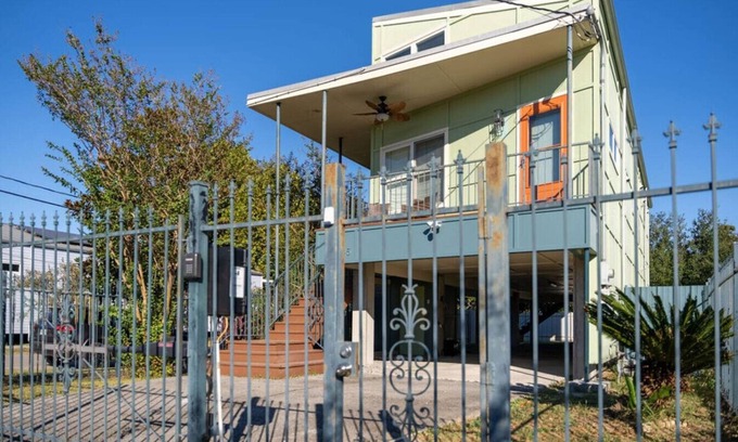 Lower Ninth Ward Apartment | 1845 Deslonde St. (2/2)