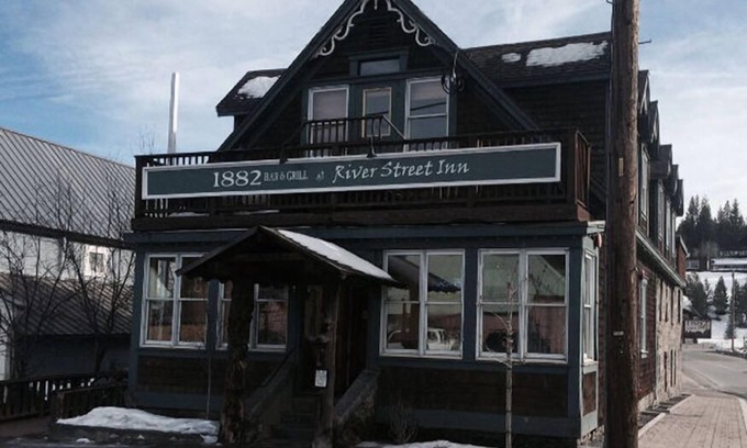 Downtown Hotel | 1882 Bar and Grill at River Street Inn