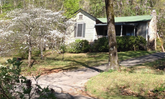 Anniston House | 1882 Cottage-charming! LOCATION! Pets w/fee. Long term rates,re Springwood Inn.