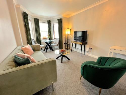 Stanwell House | 18PG Dreams Unlimited - Budget Flat w free parking - Slough Windsor Heathrow