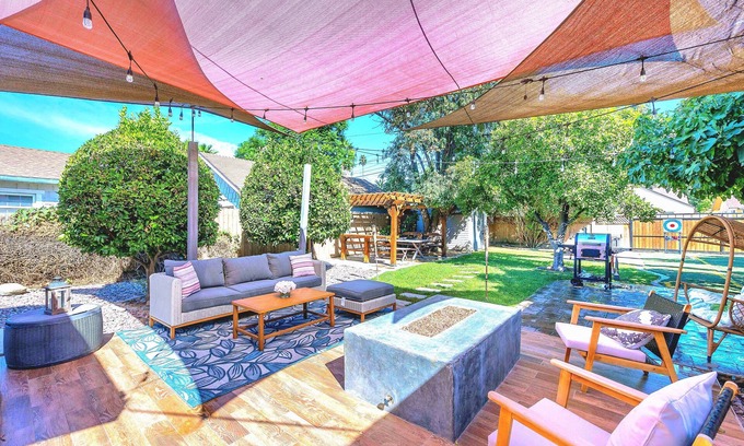 Riverside House | 1919 Modern Craftsman Casita with Backyard Oasis - New AC - Free EV Charging