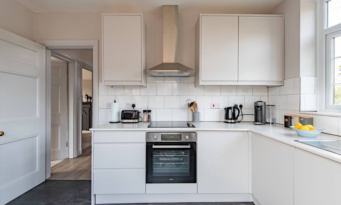 Sandwich Apartment | 19th Hole is a modern, comfortable holiday home perfectly located for exploring on foot the charming