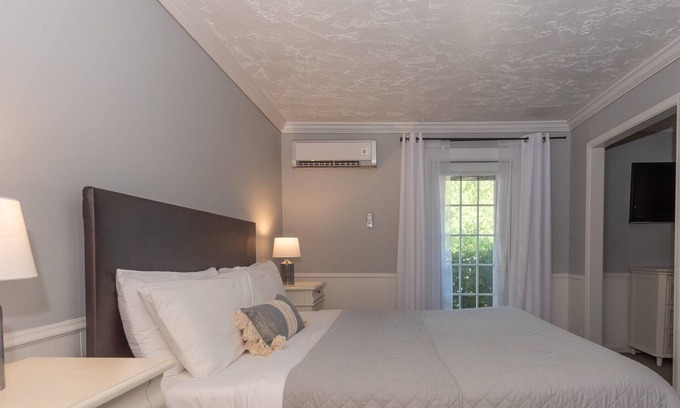 Nashville Hotel | 1BR, 1BA Luxury Hot tub Suite