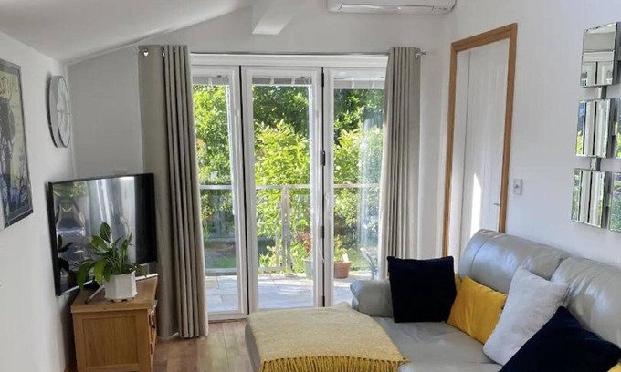 Louth Apartment | 1Br-Balcony-PetFriendly-Garden-Free Parking