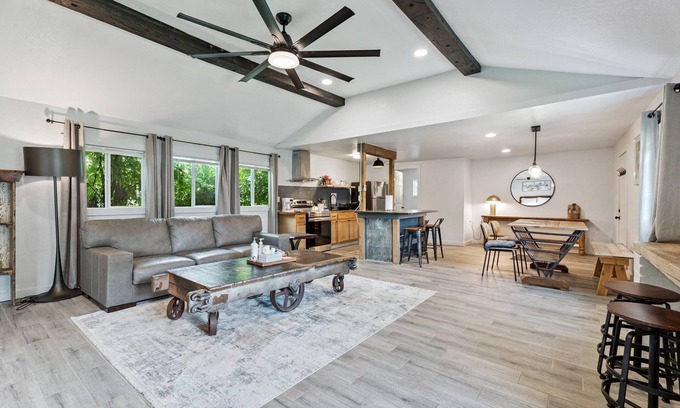 Central Oklahoma City Apartment | 1BR Holiday Apt | Full Kitchen + King Bed #14B