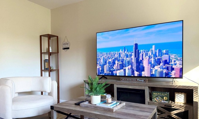 Des Plaines Apartment | 1BR Modern Retreat w/Free Parking Near Airport