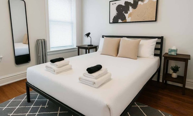 Ravenswood Apartment | 1BR Pad with Homey Feel