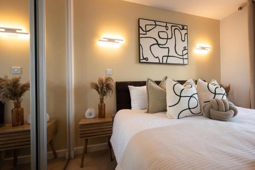 Gillingham Apartment | 1BR - Stunning 5th-Flr Views - Sleeps 4 - Parking