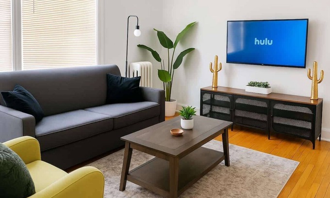 West Lakeview Apartment | 1BR Unit w/2 Comfy Beds