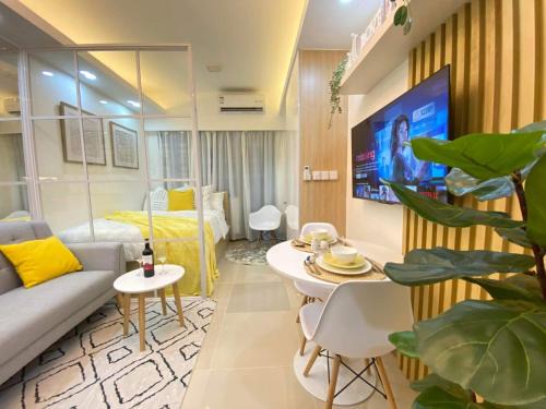 Highway Hills Apartment | 1BR w/Balcony near Megamall: The Admiral‘s Lounge