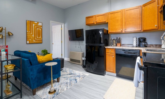 Manchester Apartment | 1st Floor Apt - Walk to Downtown