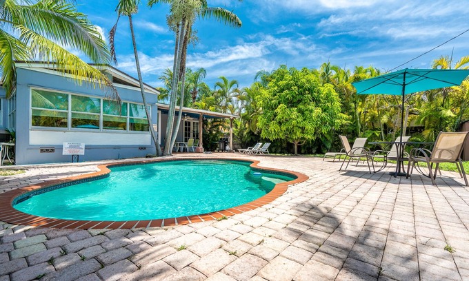 Downtown Hollywood House | 2/2-6 Guests-Heated Pool-Furnished Patio-BBQ-Wifi