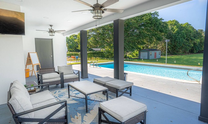 Southwest Ranches Villa | 2.5 Acres in Southwest Ranches Open for 40 person Weddings & Events!