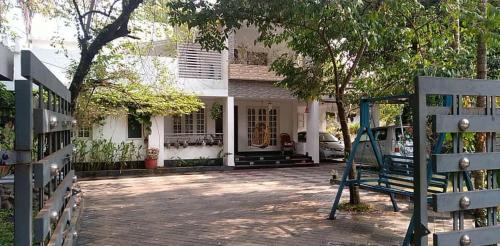 Thalassery House | 2 AC Room in KUTHUPARAMBA