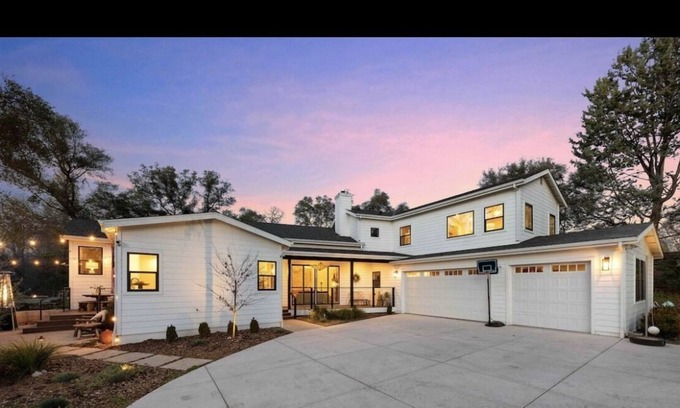 Loomis House | 2-acre Modern Boho Creekside Country Retreat (sleeps 14)