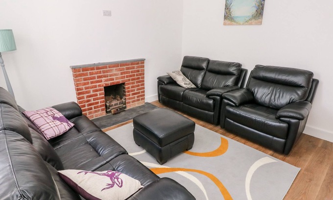 Maenclochog Cottage | 2 AWELFRYN, pet friendly, country holiday cottage in Clunderwen