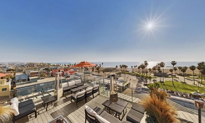 Venice Hotel | 2 Balcony Rooms w/City View | Rooftop | Beach Vibe | Free Breakfast Daily